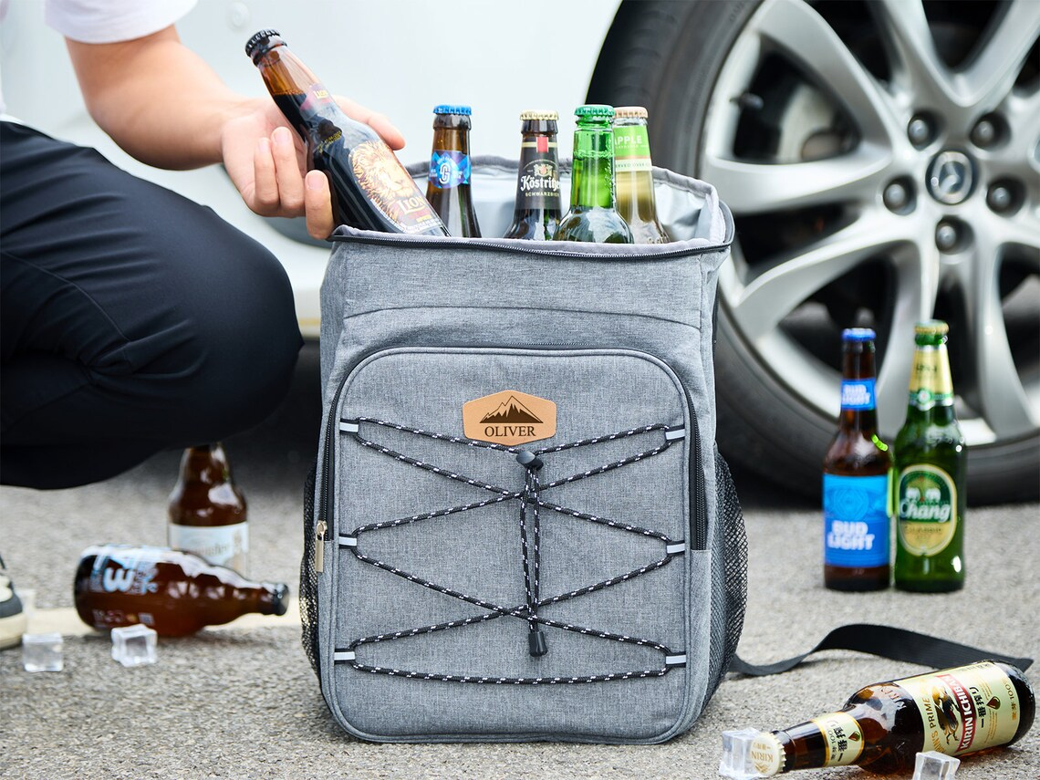 https://www.echopurse.com/cdn/shop/files/GroomsmencoolerbackpackcoolerbaggroomsmengiftsChristmasGiftforHimPersonalizedbackpackcoolerPersonalizedGiftBoyfriendGift_4_4551c63a-e857-4758-be9c-8f2561d75889_2048x.png?v=1697533538